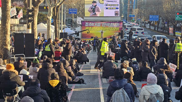 촛불행동이 주최한 175차 촛불대행진이 서울 서초역 7번출구 인근에서 열렸다. [사진 - 통일뉴스 하태한 통신원]