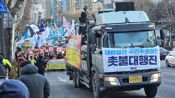 선도차량의 안내로 행진이 시작됐다 .[사진 - 통일뉴스 하태한 통신원]