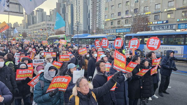 정리집회가 진행된 센트럴시티 고속터미널 앞은 복잡했지만 시민들이 많았다. [사진 - 통일뉴스 하태한 통신원]