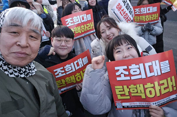 노래단 '빛나는 청춘'과 인증샷! [사진 - 통일뉴스 하태한 통신원]
