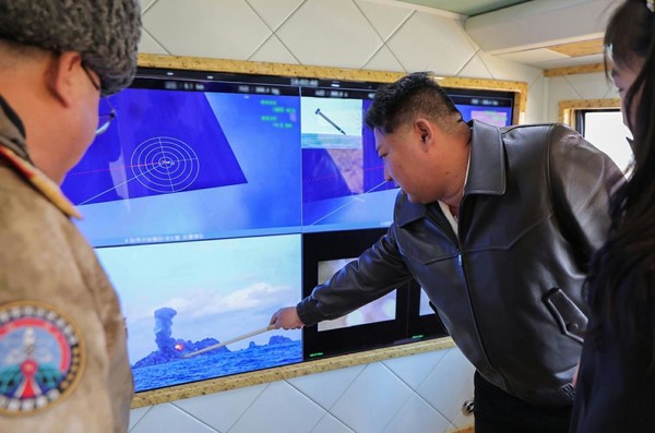 모니터를 통해 시험사격 훈련을 점검하는 김정은 위원장 [사진-노동신문]