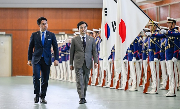 30일 요코스카 기지에서 만난 한.일 국방장관. [사진-국방부]