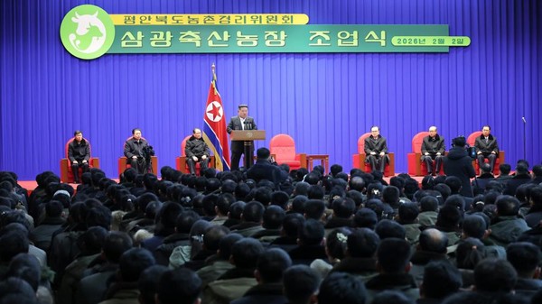 김정은 국무위원장이 2일 진행된 평안북도 삼광축산농장 조업식에 참석했다. [사진-노동신문]