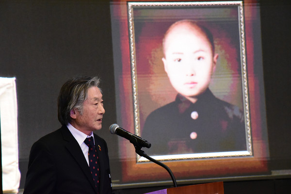 故 송태우의 아들 송승문 씨가 유족인사를 하고 있다. 故 송태우 씨의 어린 시절 사진이 영정 사진이 되었다. [사진-통일뉴스 임재근 객원기자]