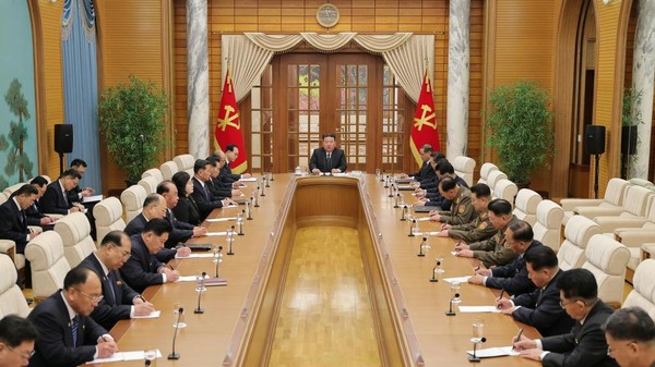 북한이 조선로동당 제9차대회를 2월 하순 평양에서 개최한다고 8일 발표했다. 사진은 7일 당 중앙위원회 본부에서 개최한 제8기 제27차 정치국회의 모습 [사진-노동신문]&nbsp;