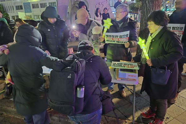 윤석열 탄핵집회에서 송악산 지키기 서명운동. [사진 제공 - 김정임]