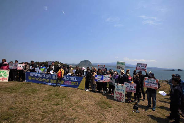 2020년 송악산개발 환경영향평가 부동의 관련 도의회 환경도시위원회를 상대로한 시위. [사진 제공 - 엄문희]