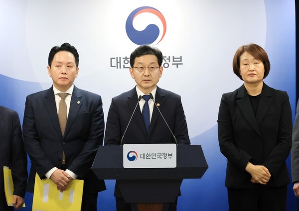 윤창렬 국무조정실장이 12일 정부서울청사에서 헌법존중 정부혁신 TF 조사결과를 발표하고 있다. [사진-대한민국정책브리핑 갈무리]