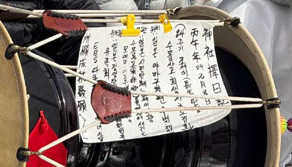 현장에서 있었던 희생자 추모 해원굿. [사진 제공 - 이지녀]