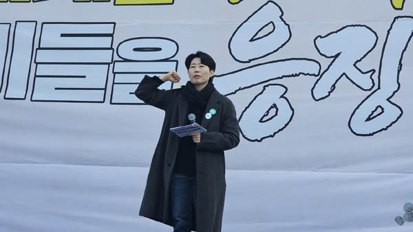 촛불행동 공동대표로 선출된 김지선 사회자. [사진 - 통일뉴스 하태한 통신원]