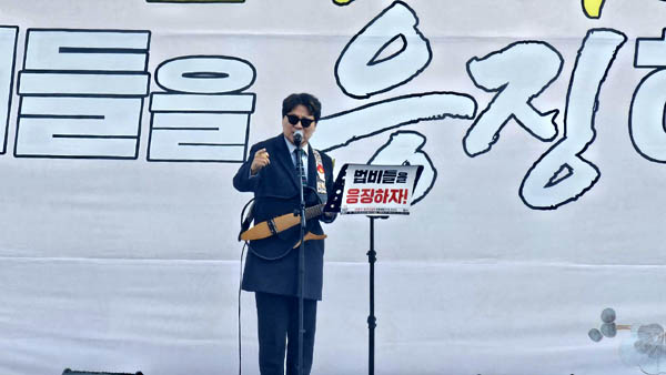 가수 백자의 공연 모습. [사진 - 통일뉴스 하태한 통신원]