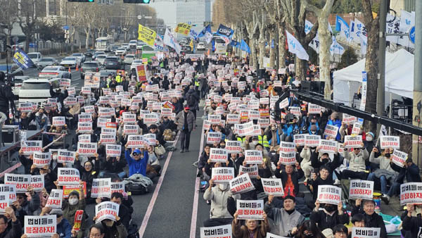 설연휴 기간에도 불구하고 긴급 촛불대행진에 많은 시민들이 참석했다. [사진 - 통일뉴스 하태한 통신원]