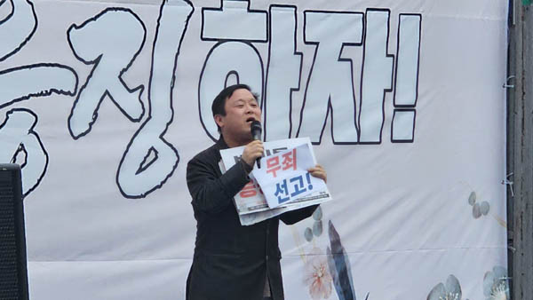 촛불집회를 안진걸TV로 빠짐없이 중계를 하고 있다는 안진걸 민생문제연구소 소장. [사진 - 통일뉴스 하태한 통신원]