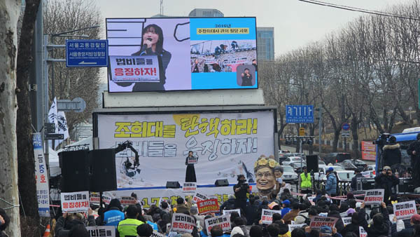 박근화 한국대학생 진보연합 상임대표는 대학생들의 벌금 납부를 위한 시민들의 성금과 성원을 당부했다. [사진 - 통일뉴스 하태한 통신원]