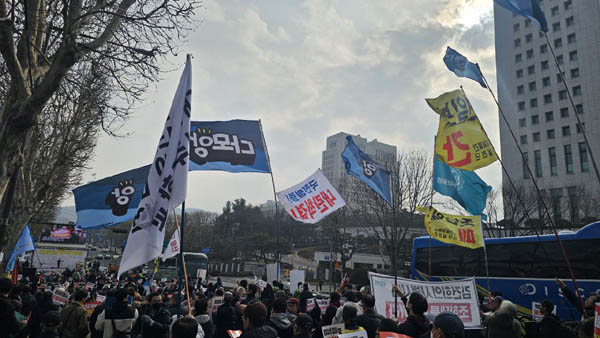 사법부에 대한 불신과 규탄의 목소리가 그들의 귀에도 들릴까? [사진 - 통일뉴스 하태한 통신원]