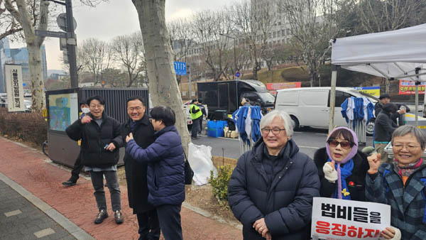 촛불행동 지도부가 귀가하는 참가자들에게 인사하고 있다. [사진 - 통일뉴스 하태한 통신원]