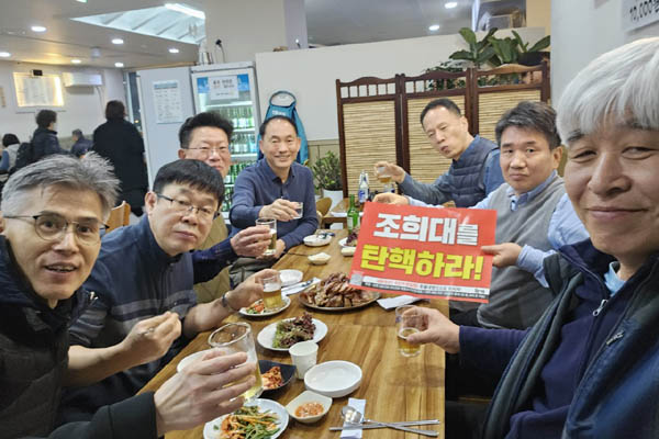 구로동 중학교 친구들과도 찰칵! [사진 - 통일뉴스 하태한 통신원][사진 - 통일뉴스 하태한 통신원][사진 - 통일뉴스 하태한 통신원]