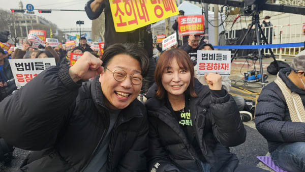 구본기 촛불행동 공동대표(왼쪽)와 여현정 양평군의회 의원도 기념샷! [사진 - 통일뉴스 하태한 통신원]