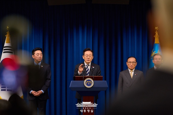 지난해 12월 3일 '비상계엄 1주년 특별성명'을 발표하는 이 대통령. [사진-청와대]