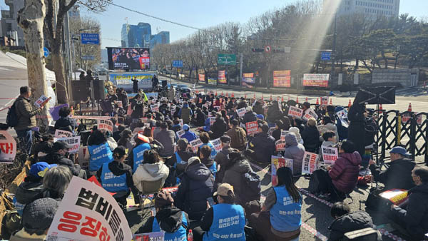 촛불행동은 윤석열 선고일인 19일 서울 서초역 인근에서 긴급 촛불집회를 개최했다. [사진 - 통일뉴스 하태한 통신원]