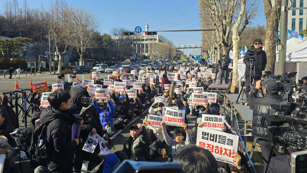 긴급 촛불집회임에도 불구하고 많은 시민들이 참여했다. [사진 - 통일뉴스 하태한 통신원]