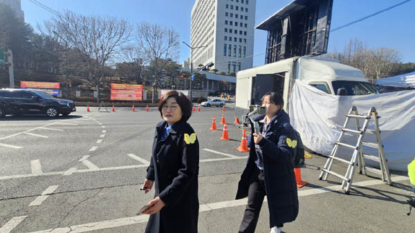 장윤선 기자도 현장 생중계를 진행했다. [사진 - 통일뉴스 하태한 통신원]