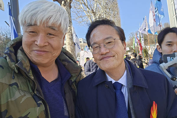 박주민 더불어민주당 의원과 찰칵! [사진 - 통일뉴스 하태한 통신원]