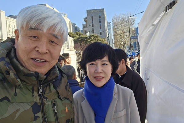 전현희 더불어민주당 의원과도 찰칵! [사진 - 통일뉴스 하태한 통신원]