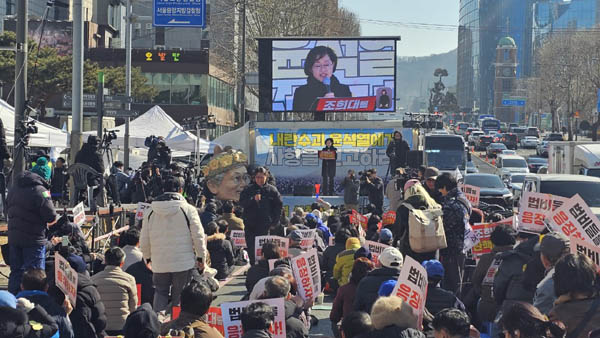 임미례 강서양천영등포 촛불행동 대표가 무대에 올랐다. [사진 - 통일뉴스 하태한 통신원]