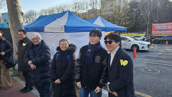 촛불행동 대표단과 가수 백자 님이 참석자들에게 인사하고 있다. [사진 - 통일뉴스 하태한 통신원]