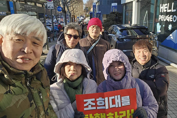 든든한 구로와 고대 동지들과 찰칵! [사진 - 통일뉴스 하태한 통신원]