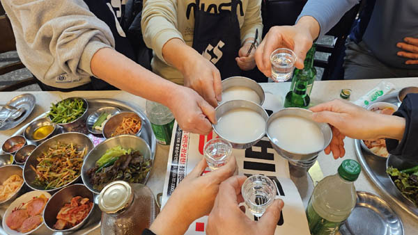 축하주를 들었다. [사진 - 통일뉴스 하태한 통신원]