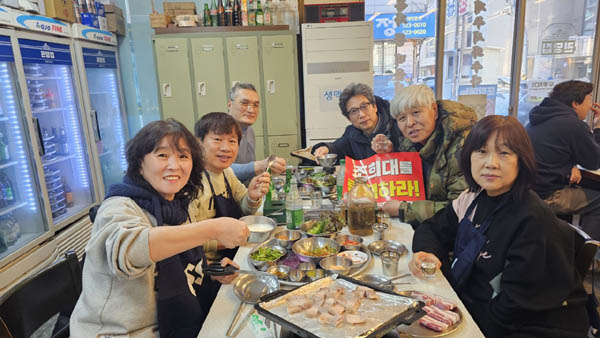 축하주를 마시고 만세를 불렀다. [사진 - 통일뉴스 하태한 통신원]