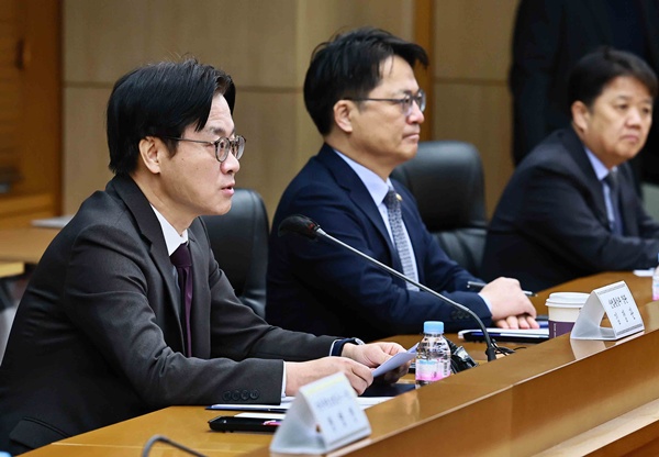 지난 13일 '제1차 한미 전략적 투자 MOU 이행위원회'에서 발언하는 김정관 장관. [사진-산업통상부]