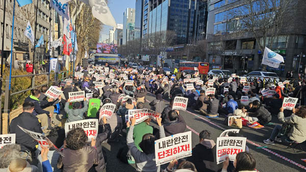 촛불행동이 주최한 179차 전국집중 촛불대행진이 21일 오후 서울 서초역 인근에서 열렸다. [사진 - 통일뉴스 하태한 통신원]