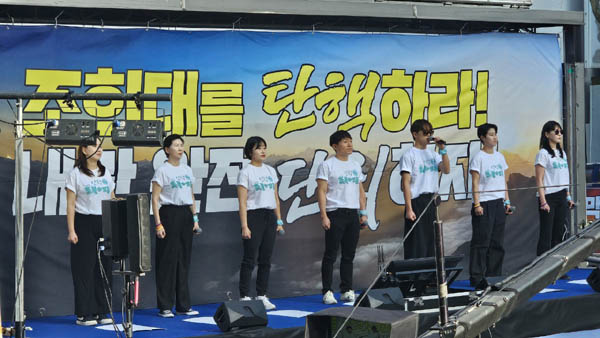 안성평택촛불행동은 노래극 ‘누가 죄인인가’를 공연하여 많은 박수와 환호를 받았다.  [사진 - 통일뉴스 하태한 통신원]