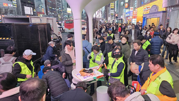 자원봉사자들이 활동을 마무리하고 있다. [사진 - 통일뉴스 하태한 통신원]