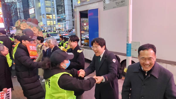 촛불행동 대표단이 참여자들과 귀가인사를 나누고 있다. [사진 - 통일뉴스 하태한 통신원]