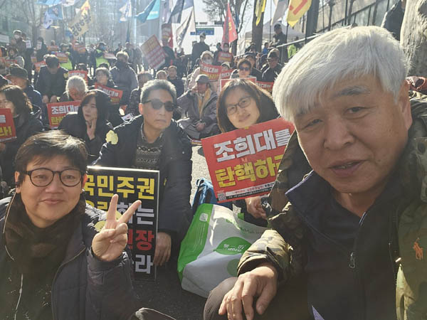 고대동지들과 찰칵! [사진 - 통일뉴스 하태한 통신원]