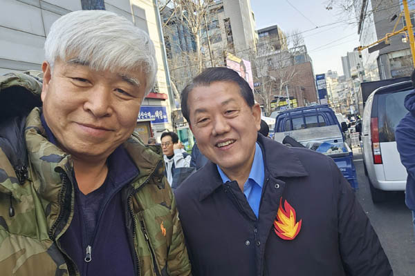 오늘 무대에 오른 김병주 의원과 인증샷! [사진 - 통일뉴스 하태한 통신원]