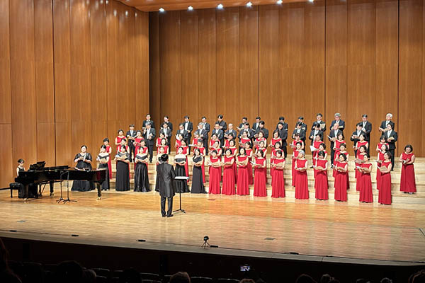 제주국제합창축제 위촉곡 합창단. [사진 – 문영임]합창단이 무대 위에 섰을때, 나는 문득 우리가 어떻게 이 자리까지 함께 오게 되었는지 생각했다. 각자의 삶을 살던 사람들이 우연과 인연을 따라 이곳 제주에서, 같은 날 같은 시간에 같은 공간에 앉아 같은 노래를 듣고 있다니...