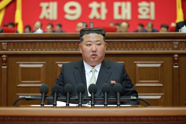 김정은 총비서가 23일 제9차당대회 5일회의에서 '강령적 결론'을 했다. [사진-노동신문]