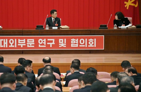 당 제9기 계획을 결정서에 반영하기 위해 진행된 대외부문 연구 및 협의회에서 김성남 비서와 최선희 외무상이 토의하는&nbsp; 모습 [사진-노동신문]
