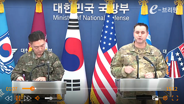 25일 오후 'FS 연습'에 대해 공동브리핑하는 장도영 합참 공보실장과 라이언 도날드 주한미군 공보실장. [사진 갈무리-ebrief]