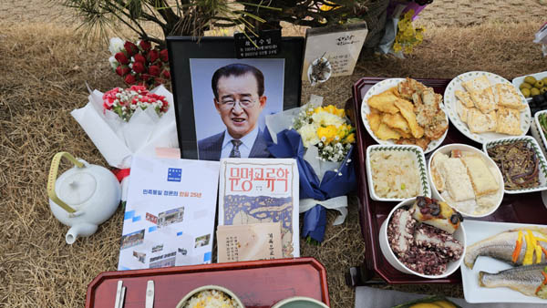 영정 앞에 『통일뉴스 백서(2000-2025)』와 『문명교류학』이 나란히 놓였다. [사진 - 통일뉴스 김치관 기자]