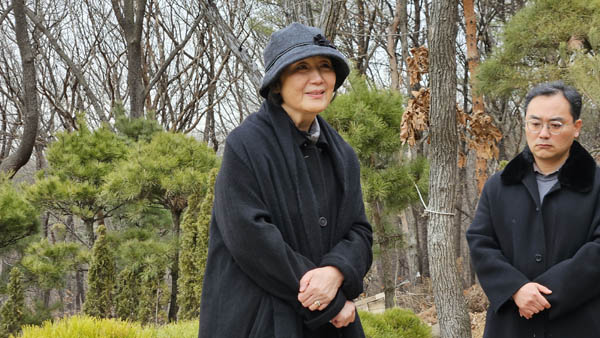 고인의 부인 윤순희 여사가(왼쪽) 유족을 대표해 참석자들에게 감사인사를 드렸다.  [사진 - 통일뉴스 김치관 기자]