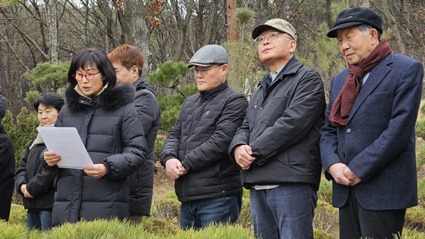 윤순희 여사의 친구인 김젬마 시인이 고인에게 보내는 편지를 낭독했다. [사진 - 통일뉴스 김치관 기자]