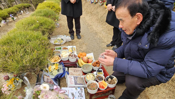 고인의 동생 정승현 씨가 술을 올리고 참배했다. [사진 - 통일뉴스 김치관 기자]