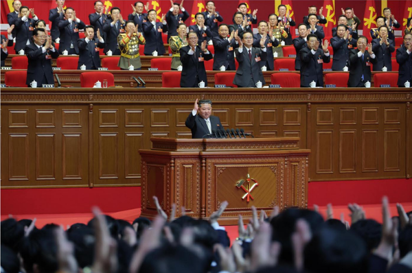 지난 19일부터 시작한 북한 최대 정치행사인 제9차당대회가 7일간의 일정을 마치고 25일 폐회했다. 김정은 총비서는 미국에 대해서는 유연한 대응을 표명하고, 한국에 대해서는 '동족이라는 범주에서 영원히 배제하겠다'는 싸늘한 태도를 보였다. [사진-노동신문]