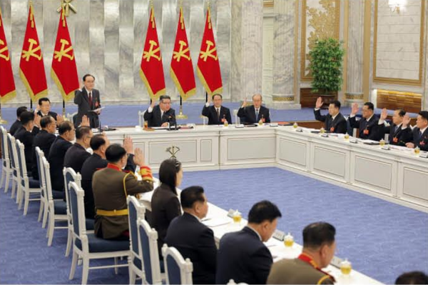 대회 폐회에 앞서  25일 당중앙위원회 본부에서 진행된 제9기 제1차 정치국회의는 협의회를 지도한 정치국 성원들의 심의 과정을 거쳐 △제9차당대회 결정서 초안 확정 후 당대회에 제출하기로 결정하고 △인민경제 20개 주요부문별 5개년계획 초안에 대한 승인 △2026년도 사업계획이 반영된 당중앙위원회 제9기 제1차전원회의 결정서 채택 △당중앙위원회 구호집과 당규약해설집  등 완성 후 전당에 배포하기로 가결했다. [사진-노동신문]